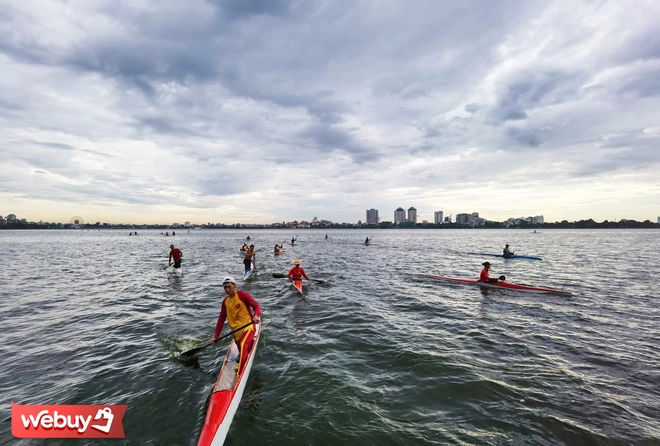 Trải nghiệm ch&egrave;o thuyền SUP - nh&uacute;n nhảy mặt nước Hồ T&acirc;y giữa ng&agrave;y H&agrave; Nội 39 độ - Ảnh 11.