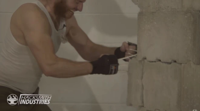 YouTuber chế bộ vuốt Wolverine c&oacute; thể đ&acirc;m thẳng xuy&ecirc;n thủng cả 1 bức tường b&ecirc; t&ocirc;ng chắc nịch - Ảnh 2.