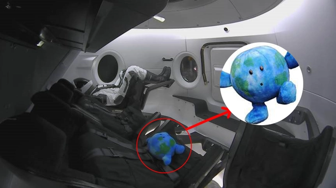 D&acirc;n mạng ph&aacute;t cuồng với th&agrave;nh vi&ecirc;n đặc biệt trong chuyến bay v&agrave;o vũ trụ của SpaceX: 1 con khủng long nhồi b&ocirc;ng - Ảnh 6.