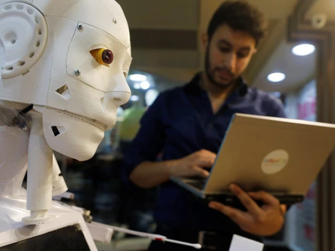 Con robot đầy &aacute;m ảnh n&agrave;y đang hỗ trợ c&aacute;c x&eacute;t nghiệm coronavirus ở Ai Cập - Ảnh 1.