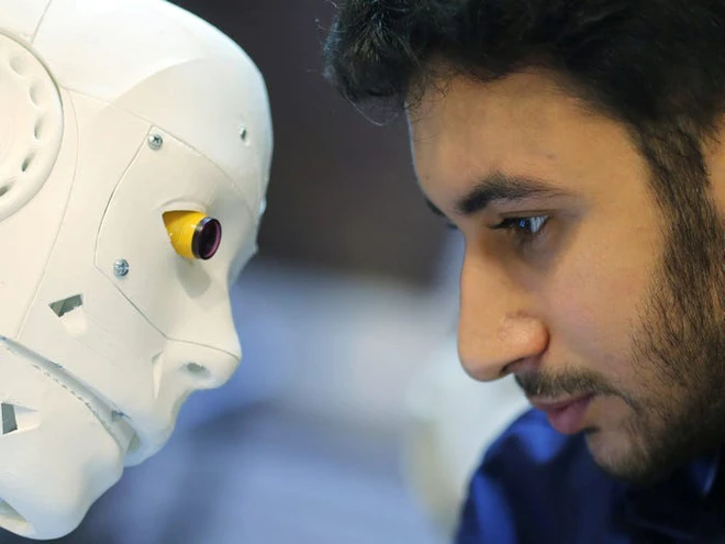 Con robot đầy &aacute;m ảnh n&agrave;y đang hỗ trợ c&aacute;c x&eacute;t nghiệm coronavirus ở Ai Cập - Ảnh 3.