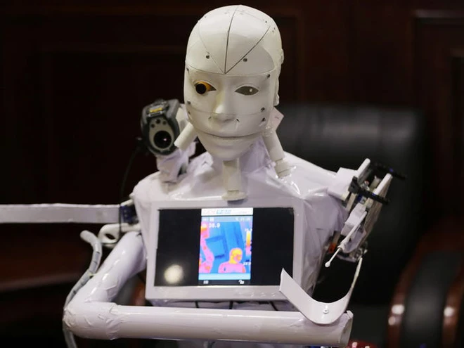 Con robot đầy &aacute;m ảnh n&agrave;y đang hỗ trợ c&aacute;c x&eacute;t nghiệm coronavirus ở Ai Cập - Ảnh 4.