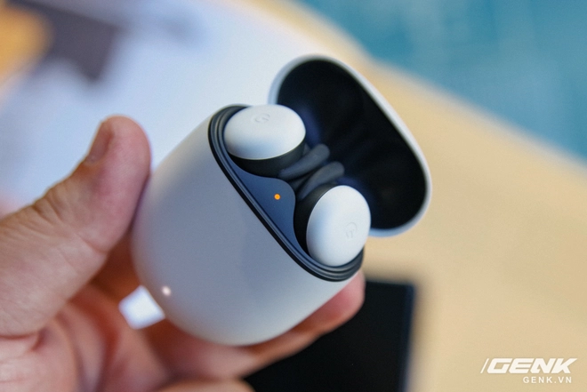 Cận cảnh Google Pixel Buds 2 tại Việt Nam: Thiết kế kh&ocirc;ng d&acirc;y ho&agrave;n to&agrave;n, từ tai đến vỏ sạc đều rất đẹp, gi&aacute; 4,99 triệu đồng - Ảnh 3.