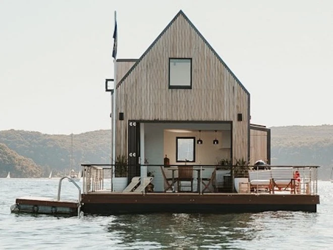 Biệt thự nổi d&agrave;nh cho 2 người, gi&aacute; 1.100 USD mỗi đ&ecirc;m v&agrave; sử dụng ho&agrave;n to&agrave;n năng lượng mặt trời - Bạn c&oacute; muốn thu&ecirc;? - Ảnh 1.