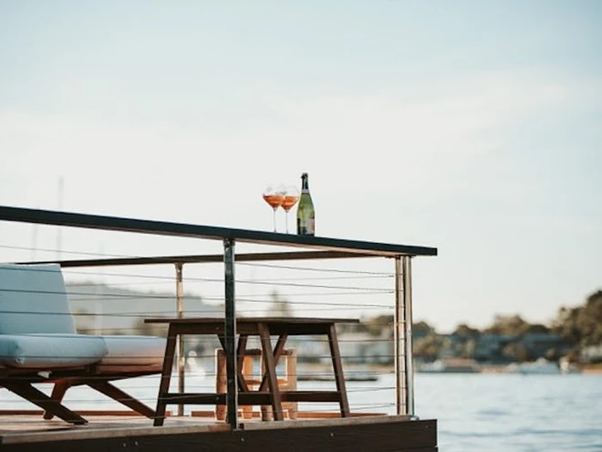 Biệt thự nổi d&agrave;nh cho 2 người, gi&aacute; 1.100 USD mỗi đ&ecirc;m v&agrave; sử dụng ho&agrave;n to&agrave;n năng lượng mặt trời - Bạn c&oacute; muốn thu&ecirc;? - Ảnh 2.