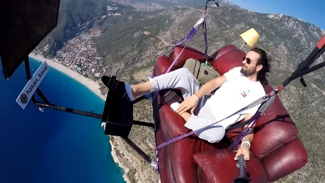 Thanh ni&ecirc;n &ldquo;chill&rdquo; nhất năm: Nhảy d&ugrave; bằng ghế sofa, ngồi giữa kh&ocirc;ng trung xem Tom & Jerry như kh&ocirc;ng c&oacute; g&igrave; xảy ra - Ảnh 2.