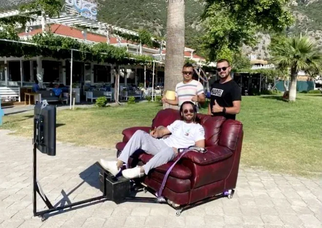 Thanh ni&ecirc;n &ldquo;chill&rdquo; nhất năm: Nhảy d&ugrave; bằng ghế sofa, ngồi giữa kh&ocirc;ng trung xem Tom & Jerry như kh&ocirc;ng c&oacute; g&igrave; xảy ra - Ảnh 4.