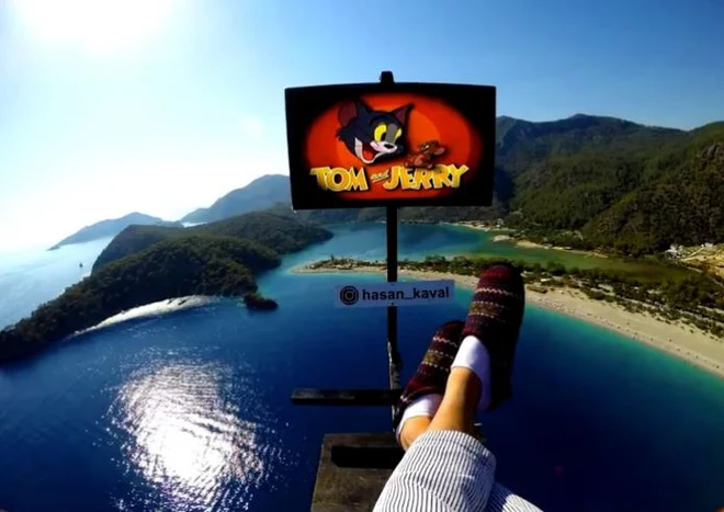 Thanh ni&ecirc;n &ldquo;chill&rdquo; nhất năm: Nhảy d&ugrave; bằng ghế sofa, ngồi giữa kh&ocirc;ng trung xem Tom & Jerry như kh&ocirc;ng c&oacute; g&igrave; xảy ra - Ảnh 3.