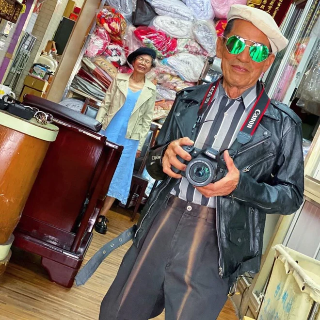 Thời trang kh&ocirc;ng m&agrave;ng tuổi t&aacute;c: Cặp vợ chồng gi&aacute; người H&agrave;n Quốc diện những bộ quần &aacute;o kh&aacute;ch h&agrave;ng để qu&ecirc;n tại cửa h&agrave;ng giặt l&agrave; của họ - Ảnh 7.