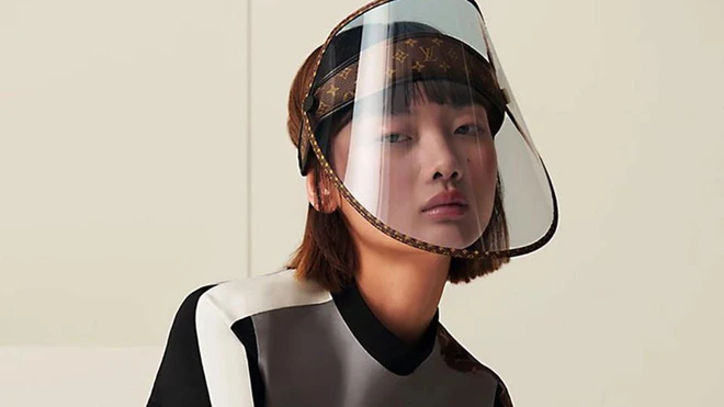 Chống dịch sang chảnh kiểu Louis Vuitton: Khi&ecirc;n che mặt nh&igrave;n v&ocirc; c&ugrave;ng tầm thường, gắn th&ecirc;m logo LV v&agrave;o l&agrave; gi&aacute; độn l&ecirc;n cả ngh&igrave;n đ&ocirc; - Ảnh 3.