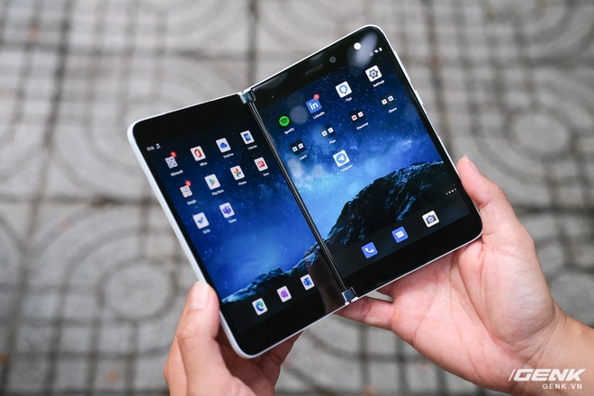 Samsung Galaxy Z Fold2 vs. Microsoft Surface Duo: Cuộc chiến giữa hai g&atilde; smartphone dị biệt - Ảnh 6.
