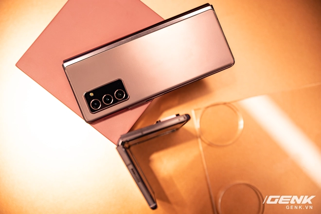 Tr&ecirc;n tay Samsung Galaxy Z Fold2: M&agrave;n h&igrave;nh tr&agrave;n viền cả trong lẫn ngo&agrave;i, cơ chế gập thoải m&aacute;i hơn, gi&aacute; 50 triệu đồng - Ảnh 8.