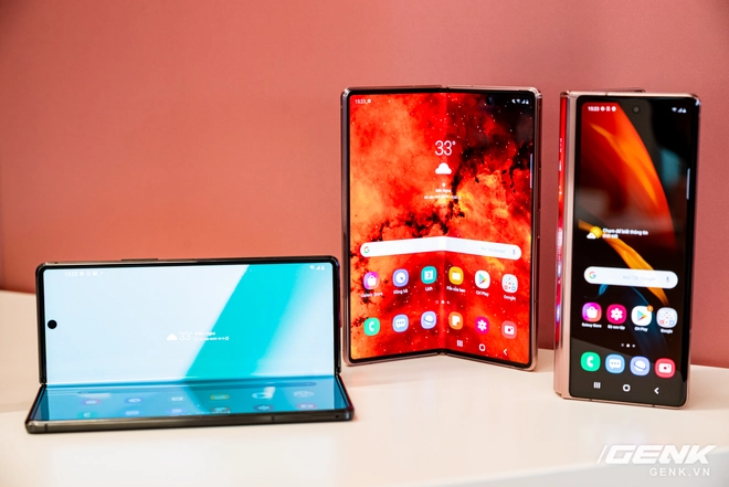 Tr&ecirc;n tay Samsung Galaxy Z Fold2: M&agrave;n h&igrave;nh tr&agrave;n viền cả trong lẫn ngo&agrave;i, cơ chế gập thoải m&aacute;i hơn, gi&aacute; 50 triệu đồng - Ảnh 6.