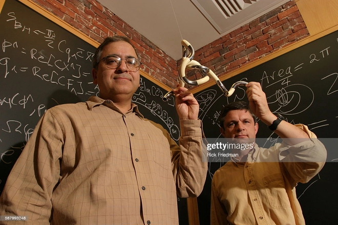 Thuyết d&acirc;y v&agrave; những sợi tơ v&ocirc; h&igrave;nh: sự lụi t&agrave;n v&agrave; trỗi dậy của ch&igrave;a kh&oacute;a mở ra kh&ocirc;ng gian nhiều chiều - Ảnh 6.