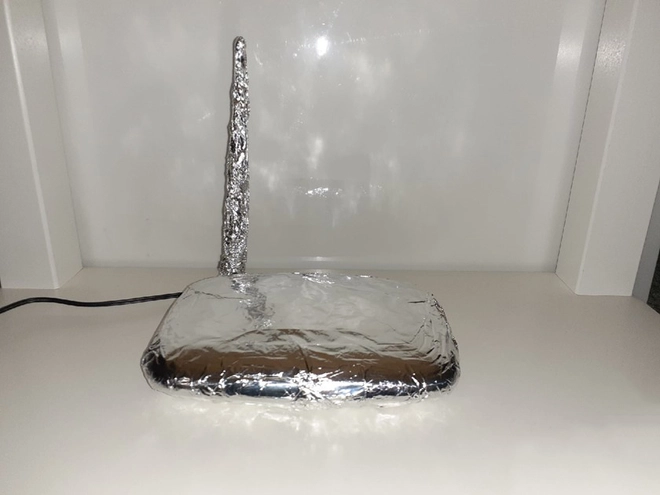 Phản biện b&iacute; k&iacute;p vừa bảo vệ sức khỏe, vừa cải thiện chất lượng internet của d&acirc;n mạng Nga: d&ugrave;ng giấy bạc bọc router Wi-Fi!!! - Ảnh 1.