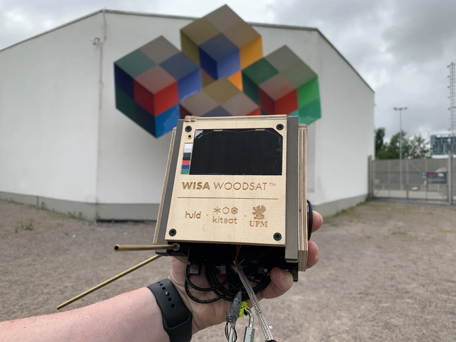 Từ vật liệu l&agrave;m nội thất b&igrave;nh d&acirc;n, v&aacute;n &eacute;p được sử dụng để chế tạo vệ tinh ph&oacute;ng l&ecirc;n vũ trụ trong năm nay - Ảnh 3.