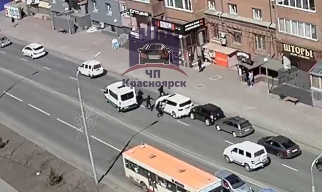 Xem video đặc nhiệm phản ứng nhanh của Nga v&acirc;y bắt hụt chủ xe Infiniti giữa thanh thi&ecirc;n bạch nhật - Ảnh 2.