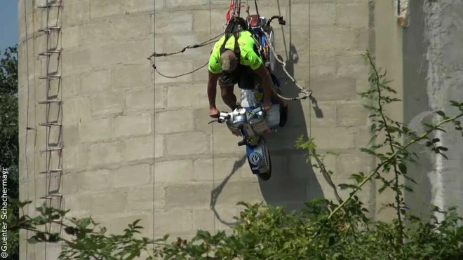 Diễn vi&ecirc;n đ&oacute;ng thế người &Aacute;o cố gắng kỷ lục thế giới bằng c&aacute;ch ... l&aacute;i xe Vespa lao xuống từ đỉnh ống kh&oacute;i cao 110 m&eacute;t - Ảnh 1.