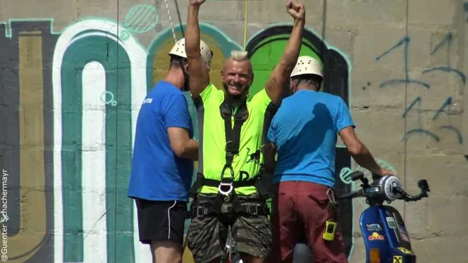 Diễn vi&ecirc;n đ&oacute;ng thế người &Aacute;o cố gắng kỷ lục thế giới bằng c&aacute;ch ... l&aacute;i xe Vespa lao xuống từ đỉnh ống kh&oacute;i cao 110 m&eacute;t - Ảnh 5.