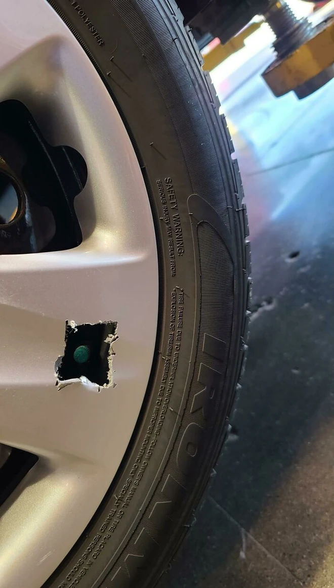 Những vị kh&aacute;ch muốn tởn đến gi&agrave; của thợ sửa &ocirc; t&ocirc; - Ảnh 4.