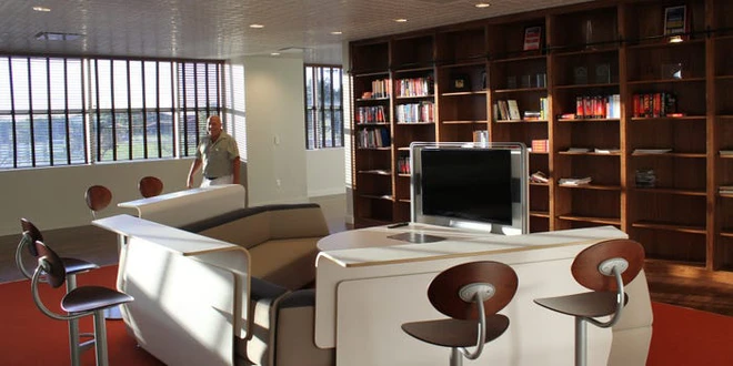 Sếp nh&agrave; người ta: Từng chi 50.000 USD mỗi năm để mua kẹo cho nh&acirc;n vi&ecirc;n, giờ WFH n&ecirc;n chuyển sang tặng qu&agrave; v&agrave; tổ chức tiệc ảo - Ảnh 1.