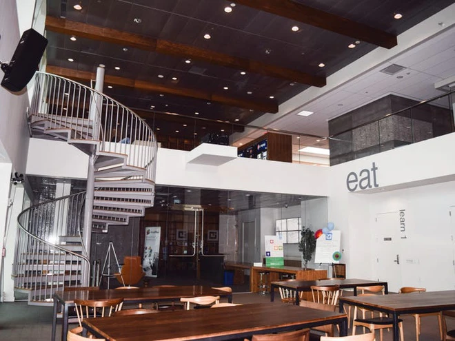 Sếp nh&agrave; người ta: Từng chi 50.000 USD mỗi năm để mua kẹo cho nh&acirc;n vi&ecirc;n, giờ WFH n&ecirc;n chuyển sang tặng qu&agrave; v&agrave; tổ chức tiệc ảo - Ảnh 2.