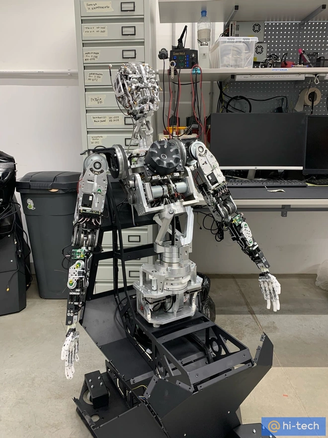 Rợn t&oacute;c g&aacute;y với mẫu robot qu&aacute; giống người Cyborg Terminator của Nga: c&oacute; thể biến th&agrave;nh bất cứ người n&agrave;o - Ảnh 3.