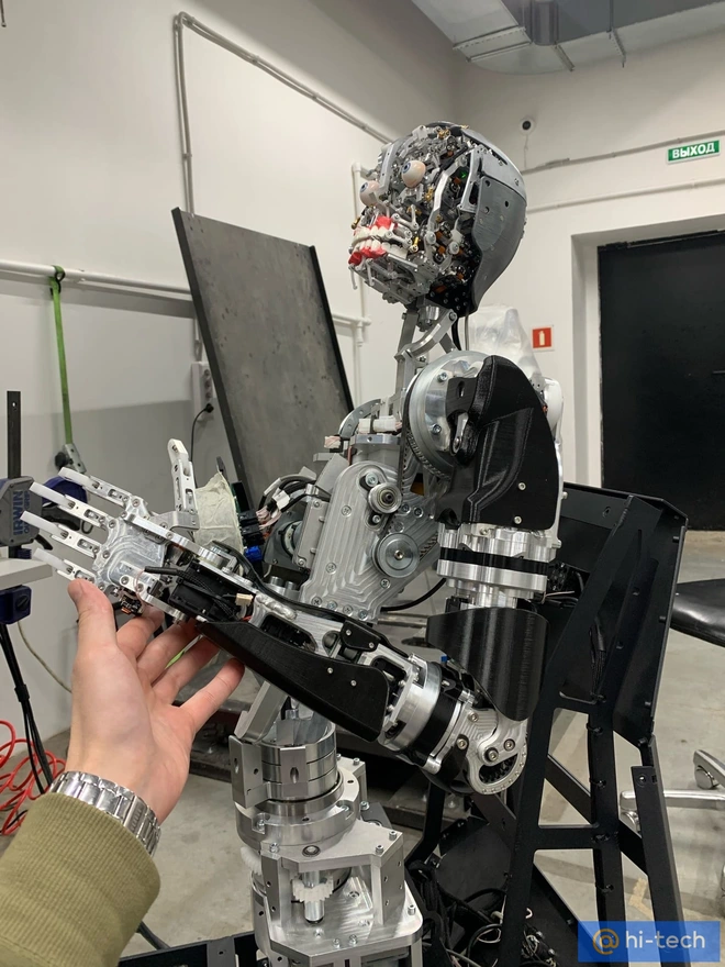 Rợn t&oacute;c g&aacute;y với mẫu robot qu&aacute; giống người Cyborg Terminator của Nga: c&oacute; thể biến th&agrave;nh bất cứ người n&agrave;o - Ảnh 1.