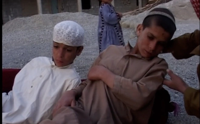  Chuyện c&oacute; thật về &ldquo;con trai của Mặt trời&rdquo; bằng xương bằng thịt: Ngay khi trời tối, hai cậu b&eacute; lập tức biến th&agrave;nh thực vật - Ảnh 1.