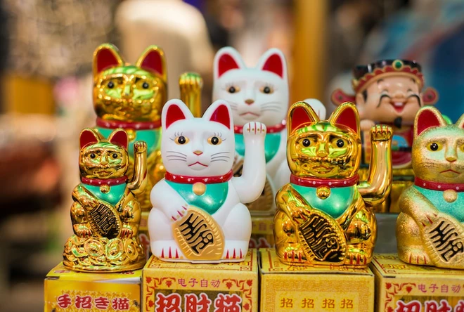 Maneki-Neko l&agrave; g&igrave;? H&atilde;y kh&aacute;m ph&aacute; nguồn gốc hấp dẫn của ch&uacute; m&egrave;o may mắn đến từ Nhật Bản - Ảnh 2.