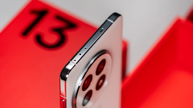 Ảnh thực tế đối thủ "nặng ký" của Xiaomi 15: Mặt lưng giả da, Snapdragon 8 Elite cực mạnh, chống nước IP69, pin 6.000mAh, giá 15,9 triệu đồng- Ảnh 10. Ảnh thực tế đối thủ "nặng ký" của Xiaomi 15: Mặt lưng giả da, Snapdragon 8 Elite cực mạnh, chống nước IP69, pin 6.000mAh, giá 15,9 triệu đồng- Ảnh 10.