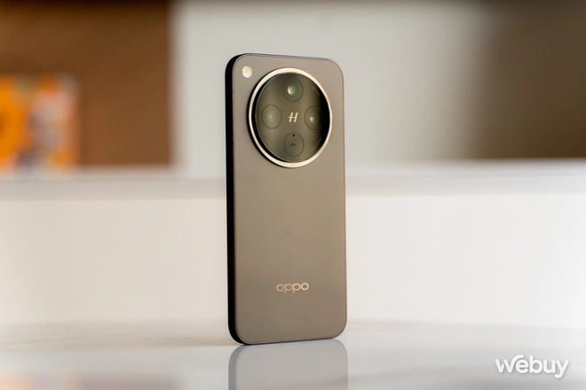 Trên tay OPPO Find X8: Hiệu năng cực mạnh, 3 camera Hasselblad 50MP, màn hình nhỏ, pin to, sạc đầy trong 43 phút- Ảnh 2. Trên tay OPPO Find X8: Hiệu năng cực mạnh, 3 camera Hasselblad 50MP, màn hình nhỏ, pin to, sạc đầy trong 43 phút- Ảnh 2.