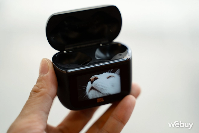 Trải nghiệm JBL Tour Pro 3 mới: Quá nhiều tính năng, hộp sạc cảm ứng tiện lợi hơn, đắt nhưng xắt ra miếng- Ảnh 4. Trải nghiệm JBL Tour Pro 3 mới: Quá nhiều tính năng, hộp sạc cảm ứng tiện lợi hơn, đắt nhưng xắt ra miếng- Ảnh 4.