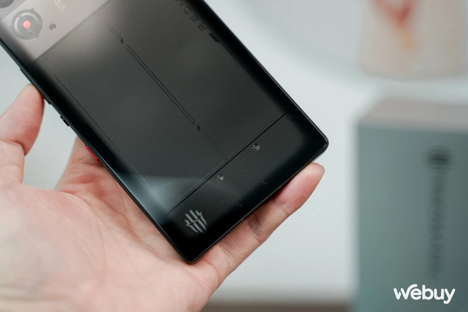 Trải nghiệm sớm REDMAGIC 10 Pro: Snapdragon 8 Elite, quạt tản nhiệt "xịn" kết hợp kim loại lỏng, thiết kế ngầu đúng chuẩn gaming phone, giá từ 17.99 triệu- Ảnh 5. Trải nghiệm sớm REDMAGIC 10 Pro: Snapdragon 8 Elite, quạt tản nhiệt "xịn" kết hợp kim loại lỏng, thiết kế ngầu đúng chuẩn gaming phone, giá từ 17.99 triệu- Ảnh 5.
