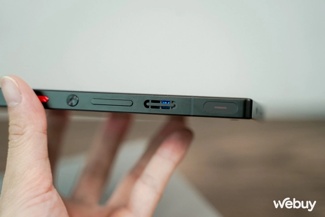 Trải nghiệm sớm REDMAGIC 10 Pro: Snapdragon 8 Elite, quạt tản nhiệt "xịn" kết hợp kim loại lỏng, thiết kế ngầu đúng chuẩn gaming phone, giá từ 17.99 triệu- Ảnh 9. Trải nghiệm sớm REDMAGIC 10 Pro: Snapdragon 8 Elite, quạt tản nhiệt "xịn" kết hợp kim loại lỏng, thiết kế ngầu đúng chuẩn gaming phone, giá từ 17.99 triệu- Ảnh 9.