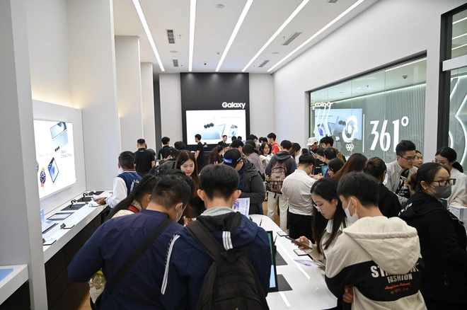 SamCenter thứ 33 mở tại Aeon Mall Long Biên: Giảm giá 60% cho Z Flip6, S24 FE..., nhiều quà tặng tổng trị giá hơn 99 triệu- Ảnh 2. SamCenter thứ 33 mở tại Aeon Mall Long Biên: Giảm giá 60% cho Z Flip6, S24 FE..., nhiều quà tặng tổng trị giá hơn 99 triệu- Ảnh 2.
