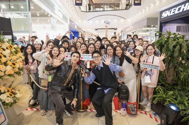 SamCenter thứ 33 mở tại Aeon Mall Long Biên: Giảm giá 60% cho Z Flip6, S24 FE..., nhiều quà tặng tổng trị giá hơn 99 triệu- Ảnh 6. SamCenter thứ 33 mở tại Aeon Mall Long Biên: Giảm giá 60% cho Z Flip6, S24 FE..., nhiều quà tặng tổng trị giá hơn 99 triệu- Ảnh 6.