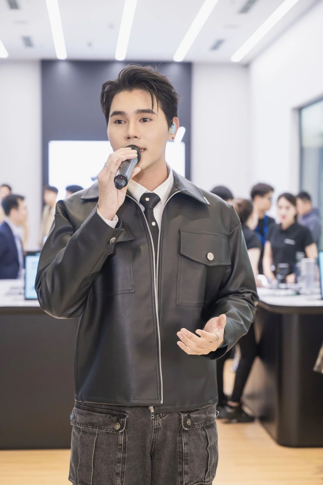 SamCenter thứ 33 mở tại Aeon Mall Long Biên: Giảm giá 60% cho Z Flip6, S24 FE..., nhiều quà tặng tổng trị giá hơn 99 triệu- Ảnh 8. SamCenter thứ 33 mở tại Aeon Mall Long Biên: Giảm giá 60% cho Z Flip6, S24 FE..., nhiều quà tặng tổng trị giá hơn 99 triệu- Ảnh 8.