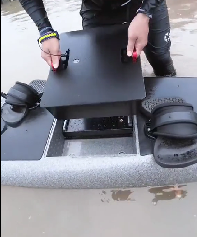 Ván phản lực “gây sốt” ở Hồ Tây có gì hay: Lướt như bay đến 65km/giờ, có chiếc giá hơn 200 triệu- Ảnh 2. Ván phản lực “gây sốt” ở Hồ Tây có gì hay: Lướt như bay đến 65km/giờ, có chiếc giá hơn 200 triệu- Ảnh 2.