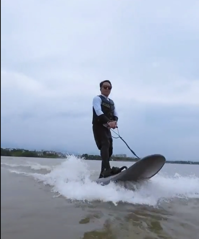 Ván phản lực “gây sốt” ở Hồ Tây có gì hay: Lướt như bay đến 65km/giờ, có chiếc giá hơn 200 triệu- Ảnh 3. Ván phản lực “gây sốt” ở Hồ Tây có gì hay: Lướt như bay đến 65km/giờ, có chiếc giá hơn 200 triệu- Ảnh 3.