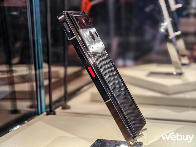 Đây là chiếc điện thoại Vertu vừa ra mắt: Chip Snapdragon từ 2 năm trước, giá không phải ai cũng mua được- Ảnh 2. Đây là chiếc điện thoại Vertu vừa ra mắt: Chip Snapdragon từ 2 năm trước, giá không phải ai cũng mua được- Ảnh 2.