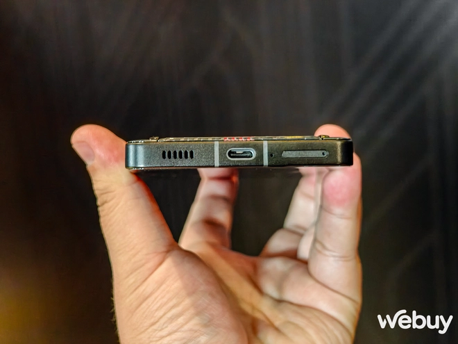 Đây là chiếc điện thoại Vertu vừa ra mắt: Chip Snapdragon từ 2 năm trước, giá không phải ai cũng mua được- Ảnh 4. Đây là chiếc điện thoại Vertu vừa ra mắt: Chip Snapdragon từ 2 năm trước, giá không phải ai cũng mua được- Ảnh 4.