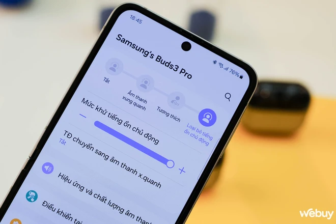 Trên tay Samsung Galaxy Buds3 Series: Thiết kế hoàn toàn mới với đèn LED, tích hợp AI, muốn có In-ear thì phải "lên Pro"- Ảnh 14. Trên tay Samsung Galaxy Buds3 Series: Thiết kế hoàn toàn mới với đèn LED, tích hợp AI, muốn có In-ear thì phải "lên Pro"- Ảnh 14.