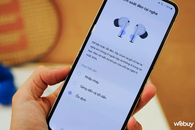 Trên tay Samsung Galaxy Buds3 Series: Thiết kế hoàn toàn mới với đèn LED, tích hợp AI, muốn có In-ear thì phải "lên Pro"- Ảnh 15. Trên tay Samsung Galaxy Buds3 Series: Thiết kế hoàn toàn mới với đèn LED, tích hợp AI, muốn có In-ear thì phải "lên Pro"- Ảnh 15.