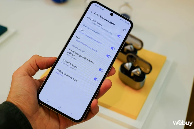 Trên tay Samsung Galaxy Buds3 Series: Thiết kế hoàn toàn mới với đèn LED, tích hợp AI, muốn có In-ear thì phải "lên Pro"- Ảnh 13. Trên tay Samsung Galaxy Buds3 Series: Thiết kế hoàn toàn mới với đèn LED, tích hợp AI, muốn có In-ear thì phải "lên Pro"- Ảnh 13.