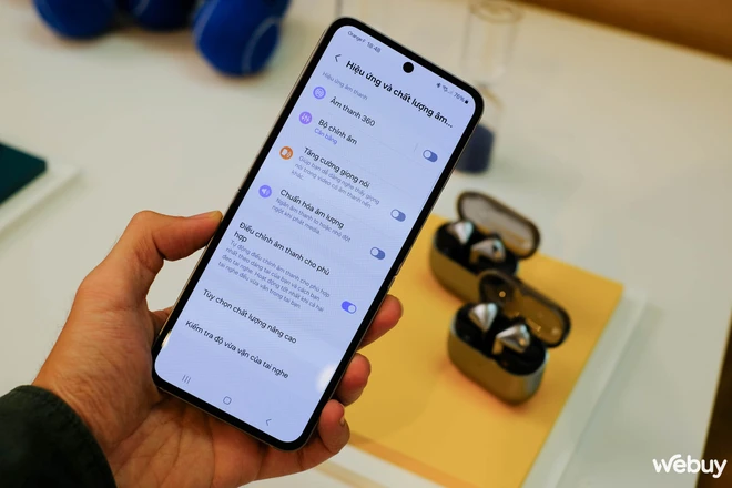 Trên tay Samsung Galaxy Buds3 Series: Thiết kế hoàn toàn mới với đèn LED, tích hợp AI, muốn có In-ear thì phải "lên Pro"- Ảnh 12. Trên tay Samsung Galaxy Buds3 Series: Thiết kế hoàn toàn mới với đèn LED, tích hợp AI, muốn có In-ear thì phải "lên Pro"- Ảnh 12.