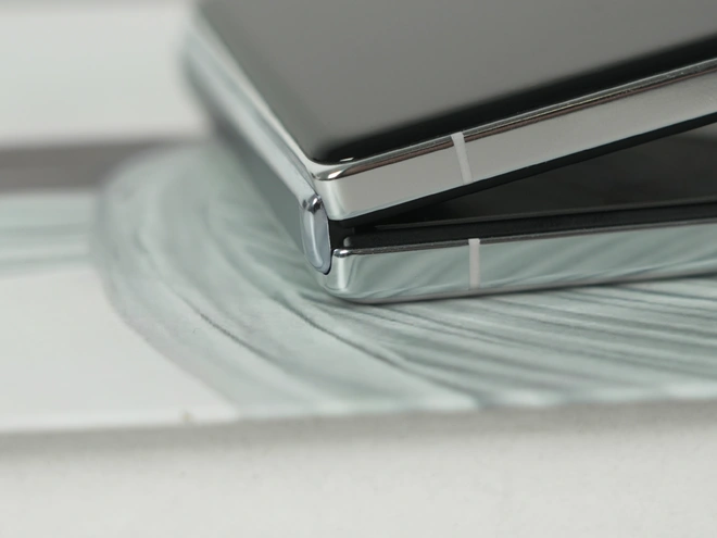Cận cảnh Xiaomi MIX Flip: Thiết kế cực đẹp, màn hình phụ xịn nhất thế giới, pin cũng lớn nhất, giá rẻ hơn Galaxy Z Flip6- Ảnh 19. Cận cảnh Xiaomi MIX Flip: Thiết kế cực đẹp, màn hình phụ xịn nhất thế giới, pin cũng lớn nhất, giá rẻ hơn Galaxy Z Flip6- Ảnh 19.