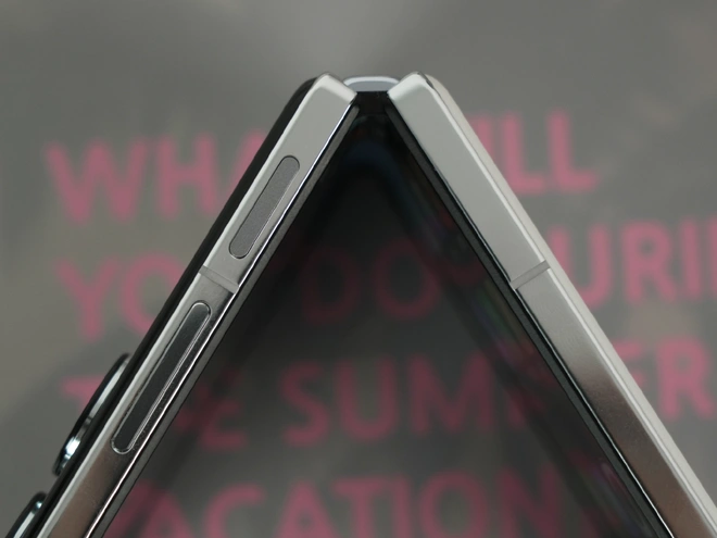 Cận cảnh Xiaomi MIX Flip: Thiết kế cực đẹp, màn hình phụ xịn nhất thế giới, pin cũng lớn nhất, giá rẻ hơn Galaxy Z Flip6- Ảnh 24. Cận cảnh Xiaomi MIX Flip: Thiết kế cực đẹp, màn hình phụ xịn nhất thế giới, pin cũng lớn nhất, giá rẻ hơn Galaxy Z Flip6- Ảnh 24.
