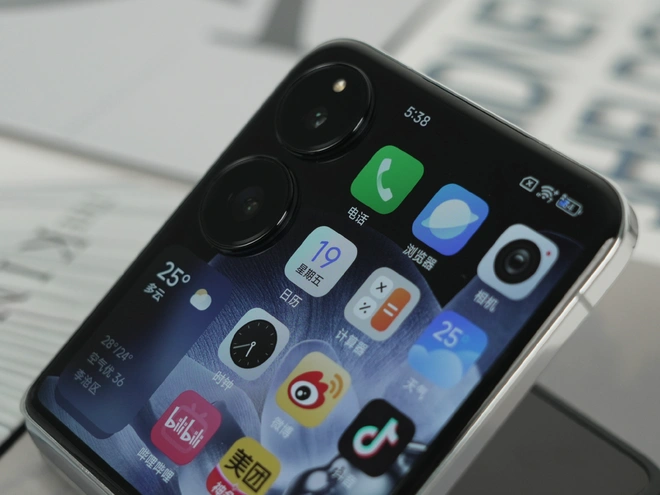 Cận cảnh Xiaomi MIX Flip: Thiết kế cực đẹp, màn hình phụ xịn nhất thế giới, pin cũng lớn nhất, giá rẻ hơn Galaxy Z Flip6- Ảnh 23. Cận cảnh Xiaomi MIX Flip: Thiết kế cực đẹp, màn hình phụ xịn nhất thế giới, pin cũng lớn nhất, giá rẻ hơn Galaxy Z Flip6- Ảnh 23.