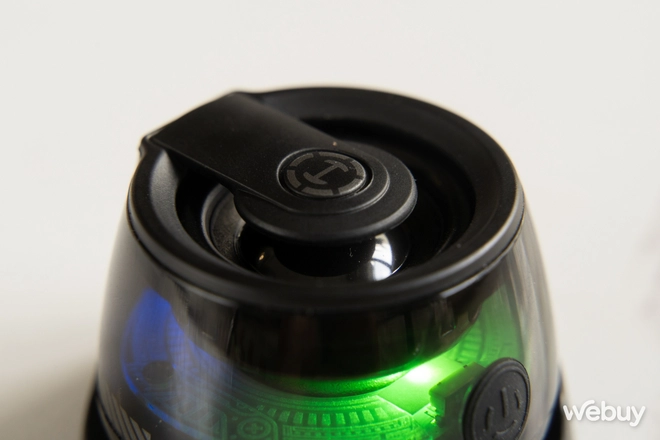 Loa mini này tích hợp Magsafe hút dính vào lưng iPhone, âm thanh trầm ấm, thêm LED đổi màu, giá sale khoảng 400.000đ- Ảnh 7. Loa mini này tích hợp Magsafe hút dính vào lưng iPhone, âm thanh trầm ấm, thêm LED đổi màu, giá sale khoảng 400.000đ- Ảnh 7.